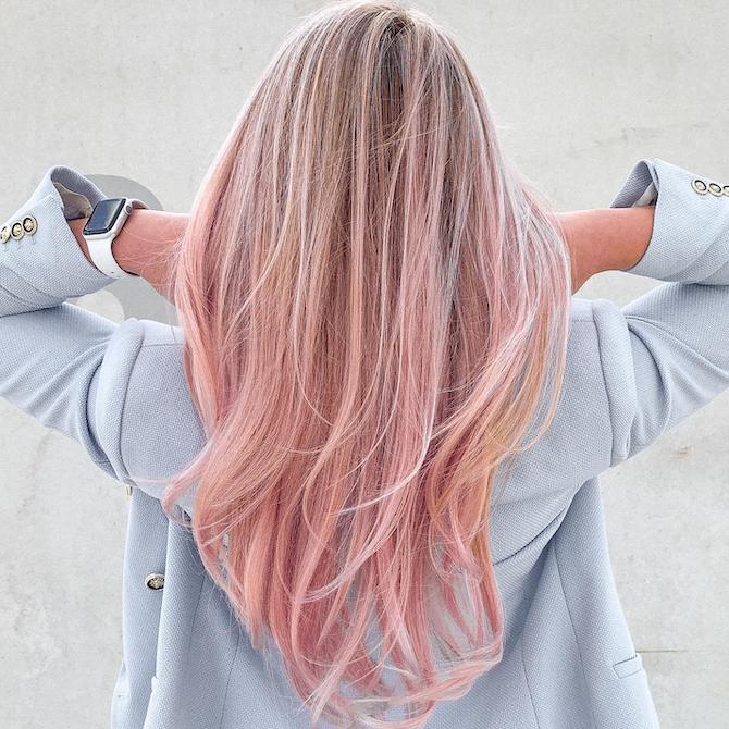 Hinterkopf einer Frau mit langem, glattem, rosa-blondem Ombré-Haar, kreiert mit Wella Professionals.