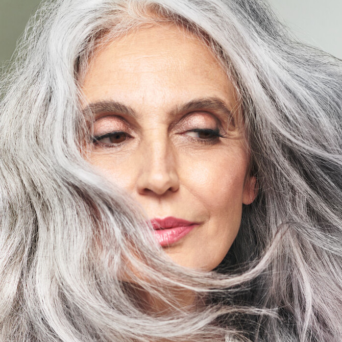 Natürlich graue Haare einer Frau, kreiert mit Wella Professionals