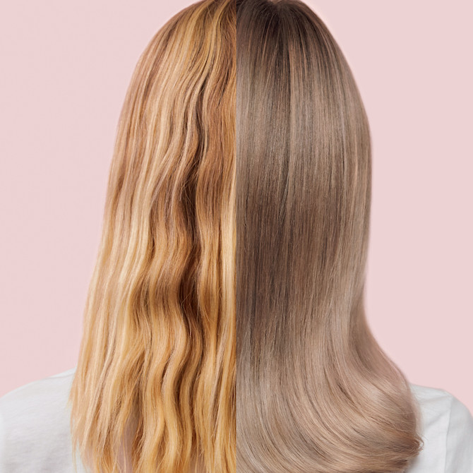 Der Hinterkopf einer Frau zeigt das Vorher und Nachher, kreiert mit dem Wella Shinefinity Glaze auf blondem Haar.