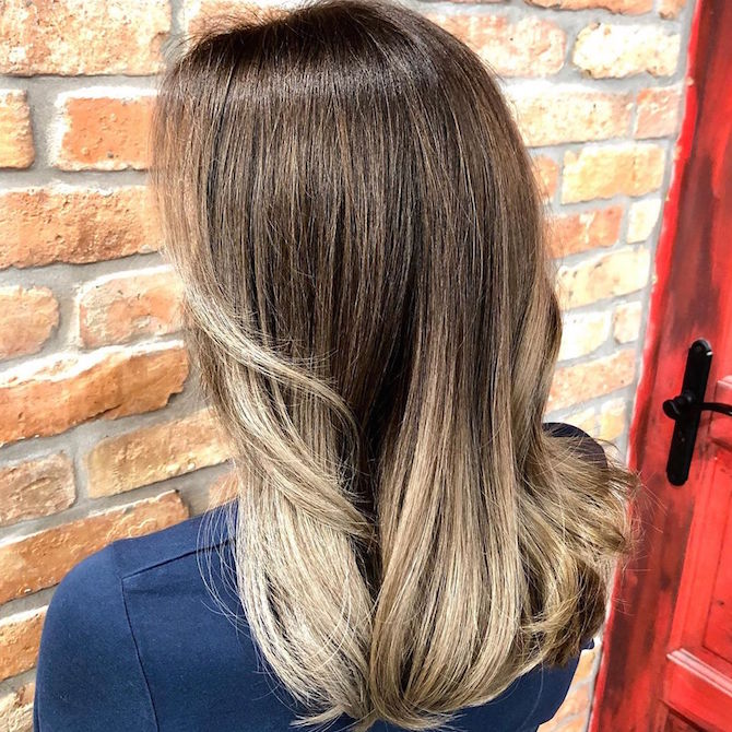 Rückseite eines Frauenkopfes mit langem aschblondem Balayage, kreiert mit Wella Profes-sionals.