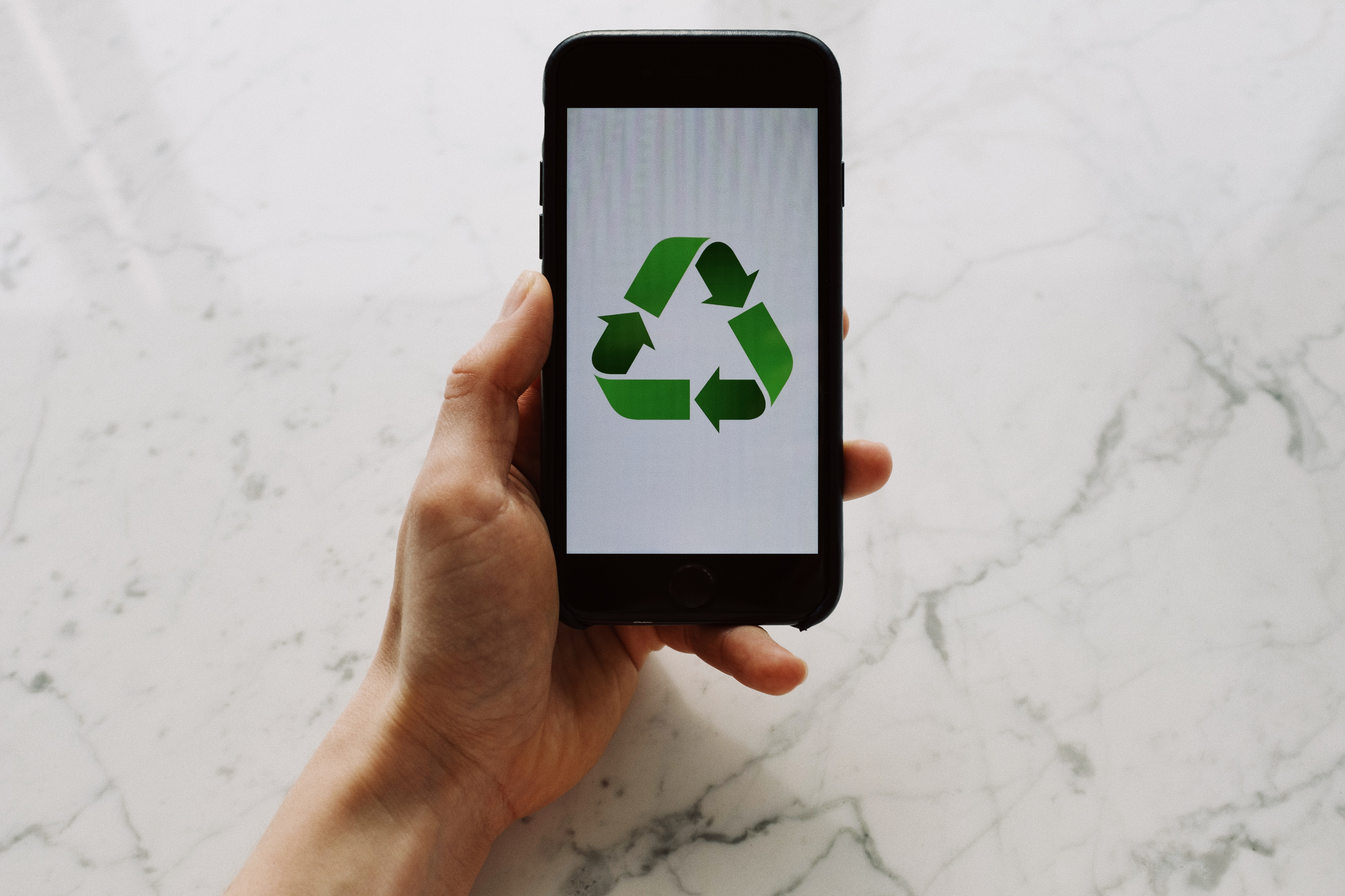 Handy mit grünem Recycling Symbol. 