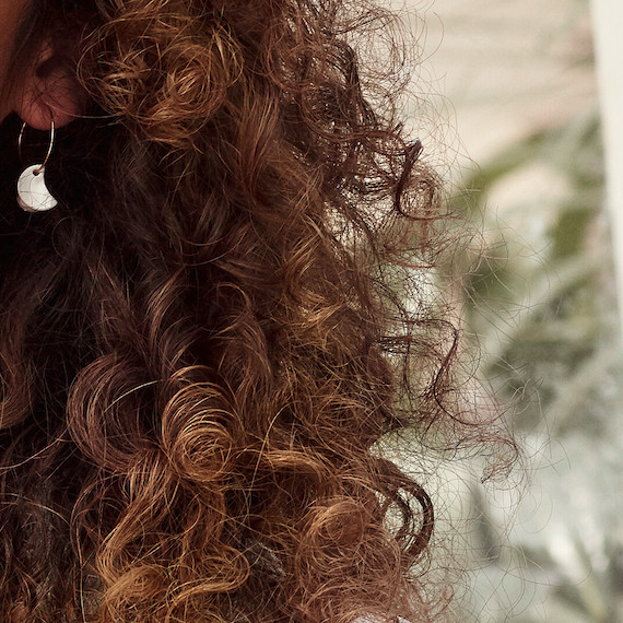 How to Dry Curly Hair Safely: 3 Techniques to Try