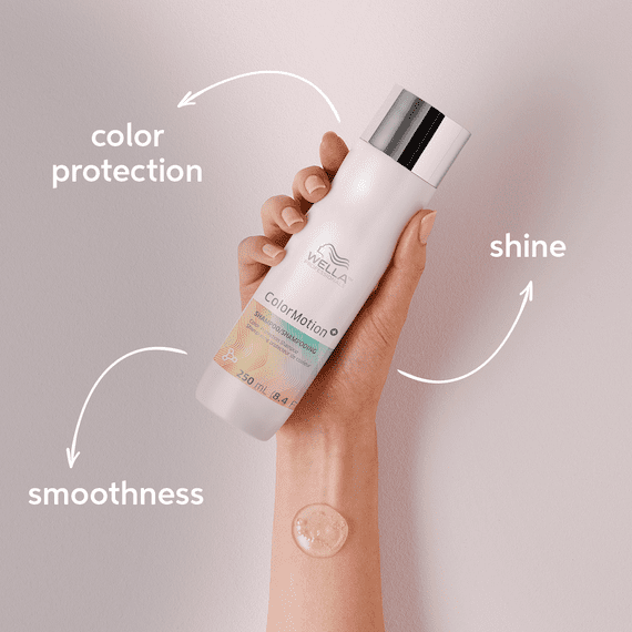 Eine Hand hält eine Flasche des ColorMotion+ Color Protection Shampoos. 