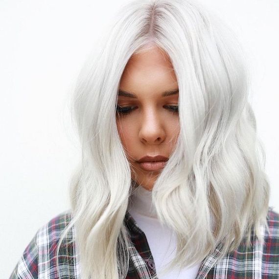 Model with nordic white hair styled in a wavy bob