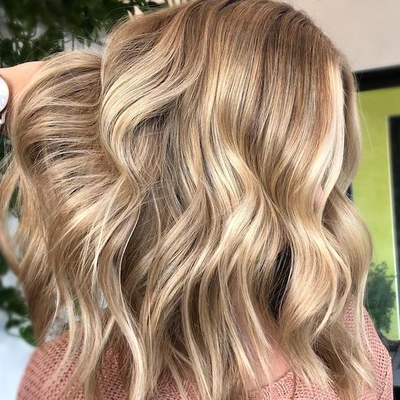 Seitenprofil einer Frau mit dunklem sandy Blond, kreiert mit Wella Professionals.