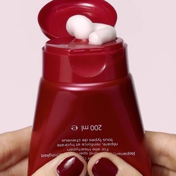 ULTIMATE REPAIR Conditioner is squeezed from the tube.