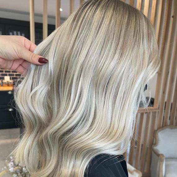 Two-Tone Cozy Long Wavy Hair in Blonde