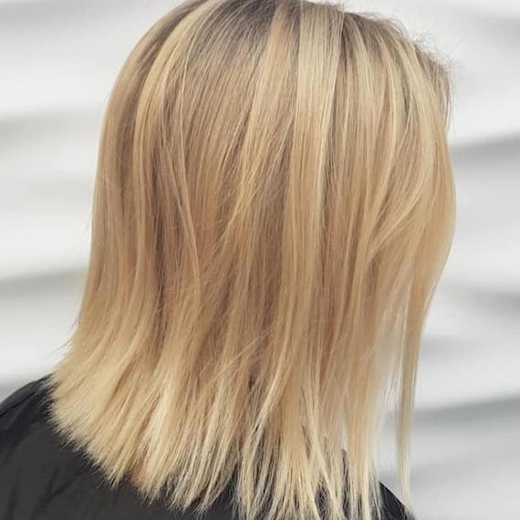 Vorher-Nachher-Ergebnis von blondem Haar mit Gelbstich, das mit Wella Professionals zu Aschblond getönt wurde.