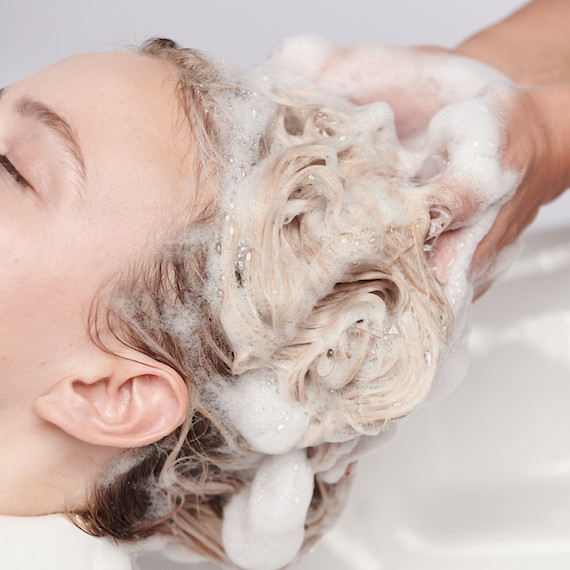 Das Haar des Models wird mit dem Ultimate Repair Shampoo gewaschen.