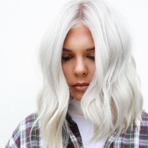 Model with nordic white hair styled in a wavy bob.