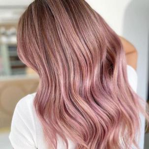 Hinterkopf des Modells mit langem, pastellrosa Haar auf dunkelblond.