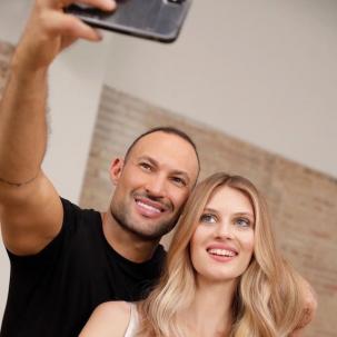 Wella Professionals Global Ambassador Romeu Felipe taking a selfie with a model.