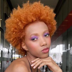 Model mit Typ 4C Haar blickt in die Kamera 