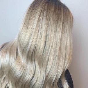 Seitliches Profil einer Frau mit blonden Babylights, kreiert mit Wella Professionals.