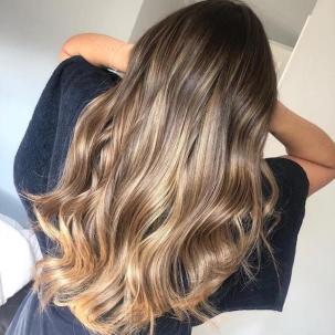 Hinterkopf einer Frau mit Balayage von Aschbraun zu Aschblond, kreiert mit Wella Professi-onals.