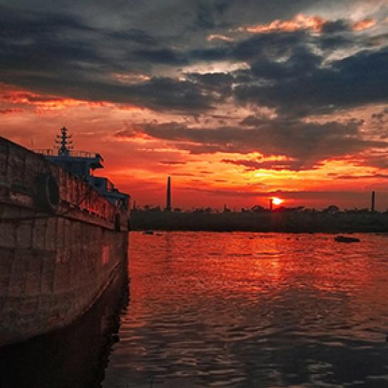 Abendrot über Meer und Boot