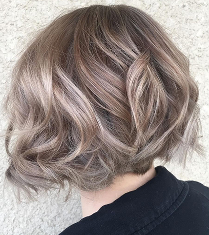 Hinterkopf einer Frau mit silbernem Balayage-Bob, kreiert mit Wella Professionals.