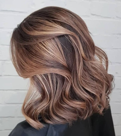 Seitenprofil einer Frau mit multitonalem Balayage-Bob, kreiert mit Wella Professionals.