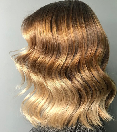 Bild von glänzendem Buttertoffee-blondem Haar, kreiert mit Wella Professionals 