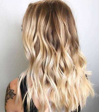 Bild von Buttertoffee-blondem Haar, kreiert mit Wella Professionals