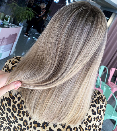 Bild eines geschmeidigen Vanilla-Latte-Looks, kreiert mit Wella Professionals