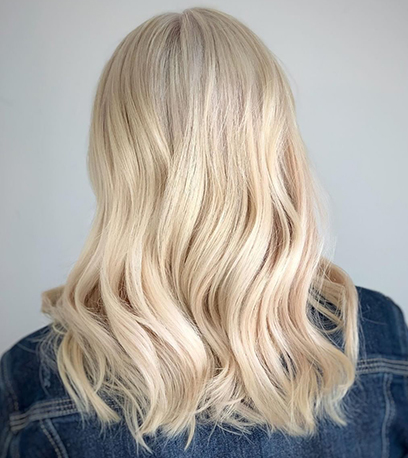 Bild eines welligen Vanilla-Latte-Looks, kreiert mit Wella Professionals